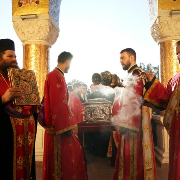 Moaștele Sfântului Sfințit Mucenic Teodosie de la Brazi purtate în procesiune la Catedrala Episcopală