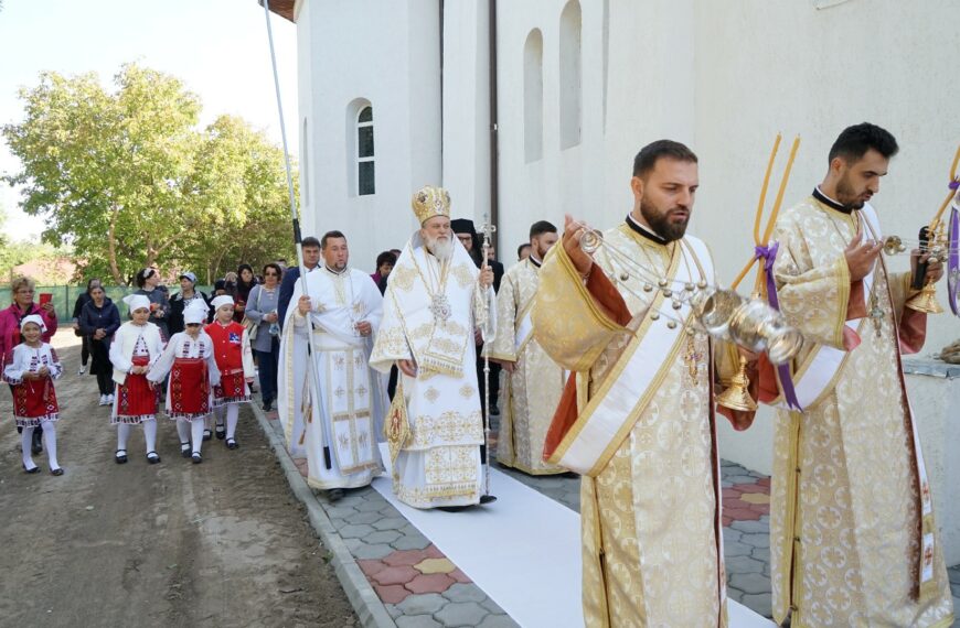 Slujbă de sfințire la biserica „Sfinții Arhangheli Mihail și Gavriil”…